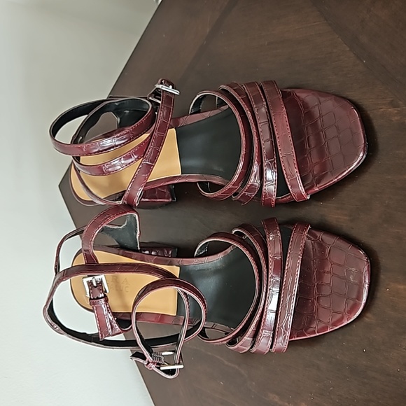 Scrappy block heel sandal - Picture 2 of 3